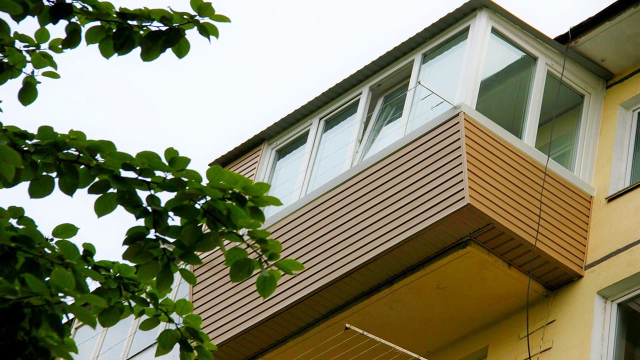 Остекление балконов и лоджий с выносом подоконника в Мытищах
